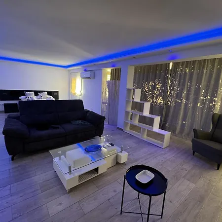 6 By Homing Apartment