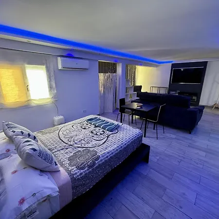 6 By Homing Apartment